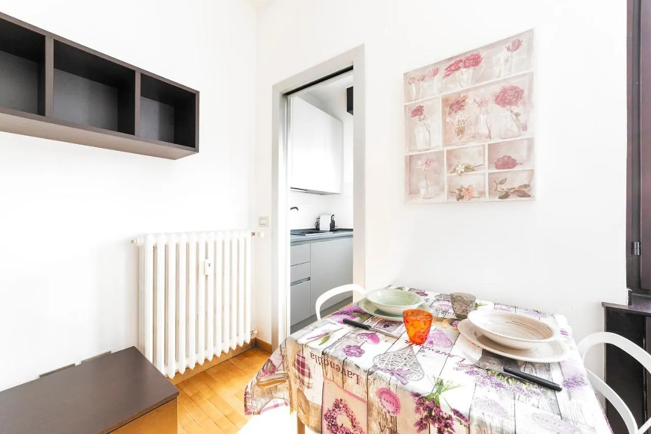 Red Subway Milano Apartment X4  Mediolan